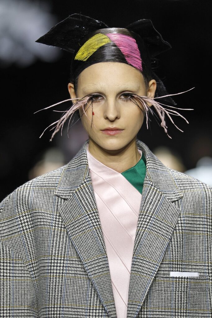 Najimpresivniji beauty momenti sa NYFW 
Thom Browne: Ruž inspirisan kravatom i perjane trepavice
