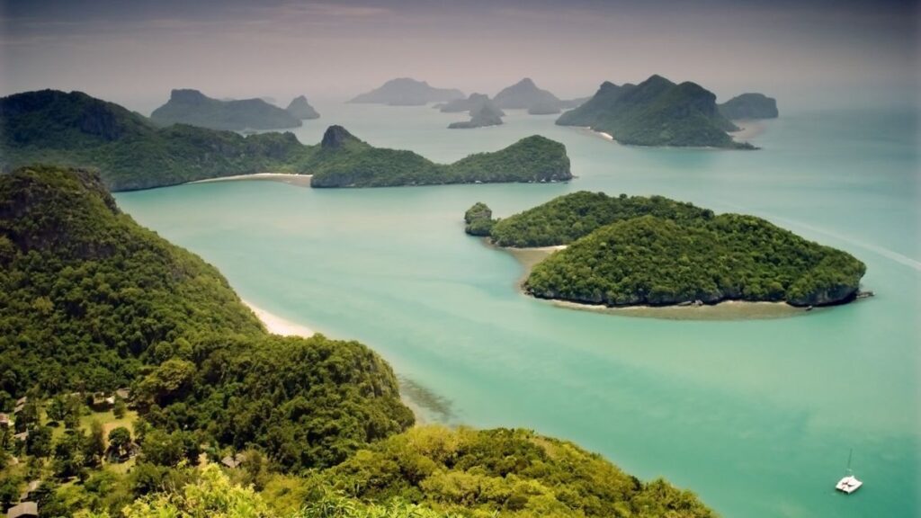 Najlepše lokacije sa snimanja treće sezone serije The White Lotus
Snimanja su obuhvatila najlepše i najluksuznije delove ostrva Koh Samui i Phuketa, kao i dinamičan Bangkok