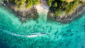 Najlepše lokacije sa snimanja treće sezone serije The White Lotus Snimanja su obuhvatila najlepše i najluksuznije delove ostrva Koh Samui i Phuketa, kao i dinamičan Bangkok