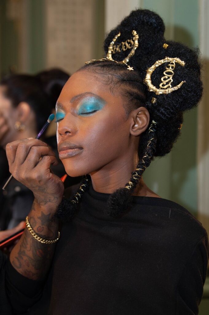 Najimpresivniji beauty momenti sa NYFW
Tia Adeola: Skulpturalne pletenice sa ukrasima