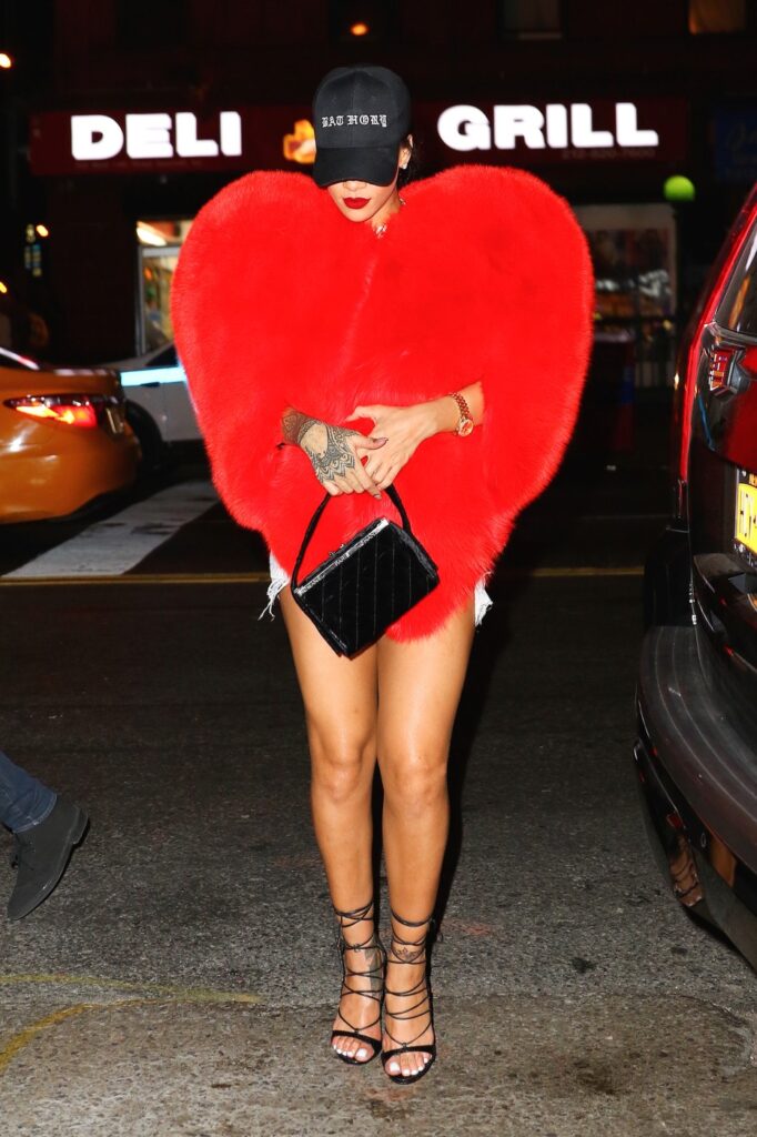 fuzzy heart-shaped kaput iz kolekcije Saint Laurent 
rihanna
Rihanna: Modna ikona bez premca
evolucija stila Od karipskog šika do modne avangarde