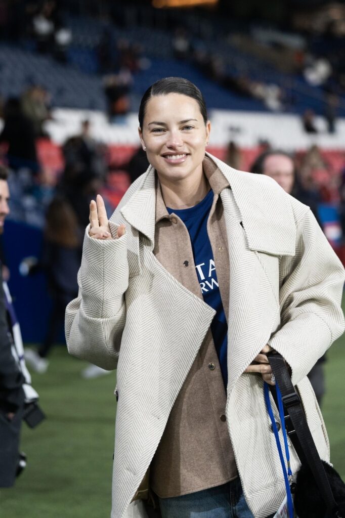 Adriana Lima nosi bomber jaknu Bataković Belgrade
Sport i šik u savršenoj simbiozi