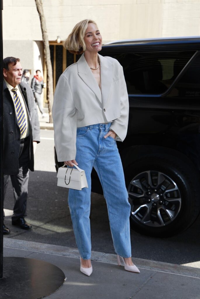 Prolećna street style inspiracija od poznatih
leslie bibb jw anderson blejzer i Jacquemus Le Grand Bambino torba