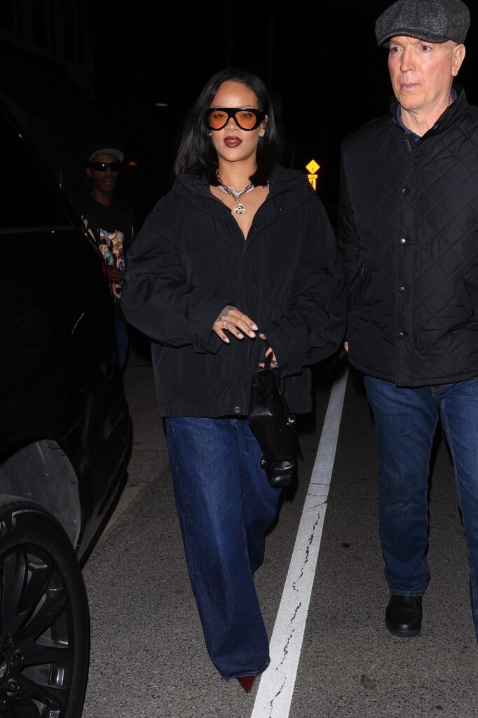 Prolećna street style inspiracija od poznatih
rihanna balenciaga puffer jakna i chanel torba