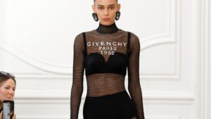 Sarah Burton hrabro preoblikuje Givenchy na svojoj debitantskoj reviji